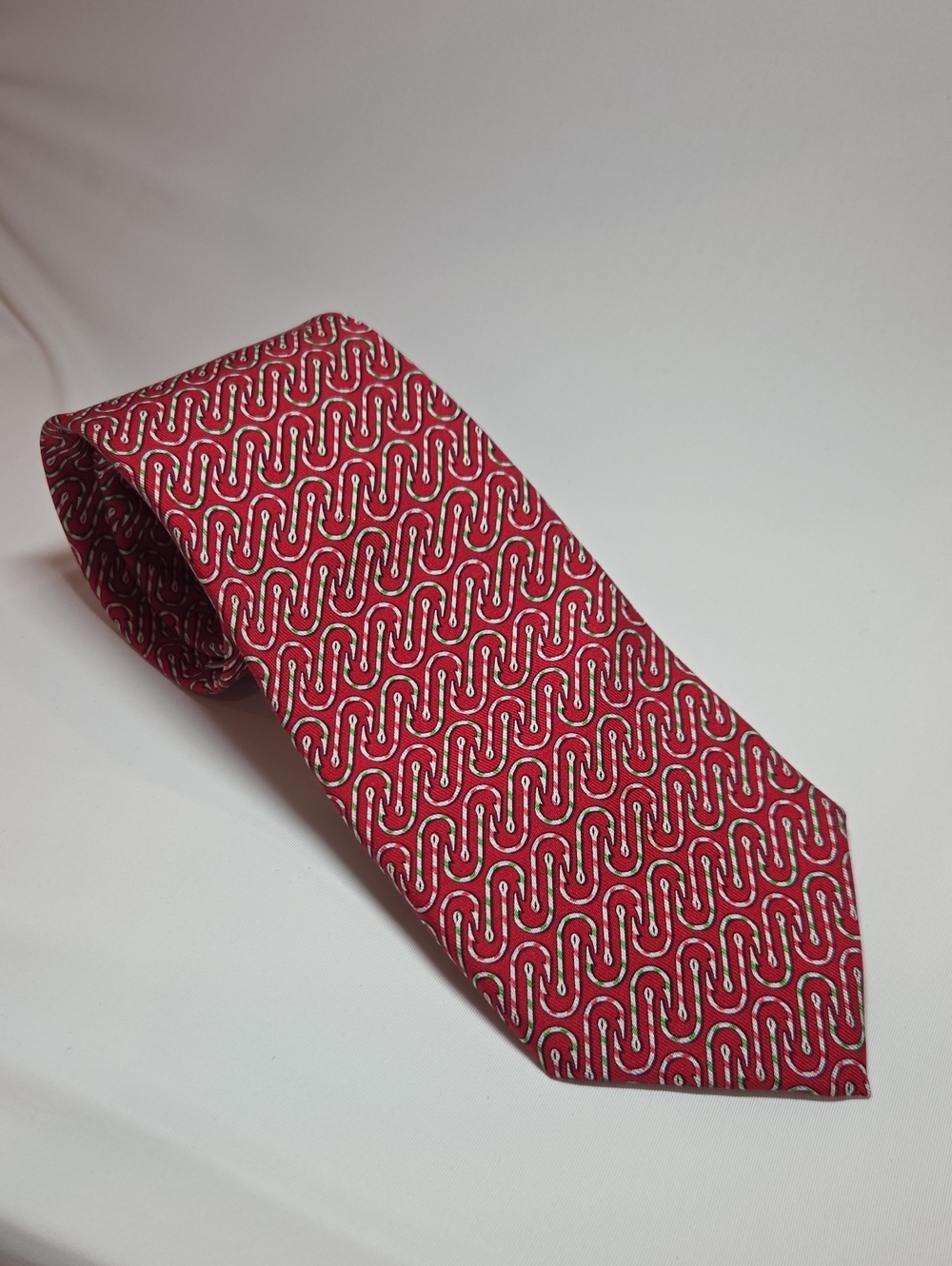 Vineyard Vines Men's Candy Cane Colored Fish Hook Pattern Silk Red Tie 3.35×59"